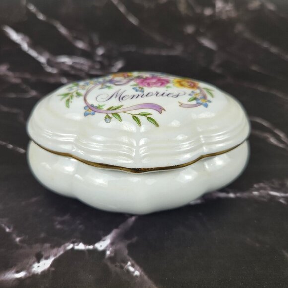 Vintage Avon 1983 Musical Trinket Box "Memories are for Sharing" Porcelain WORKS - Picture 3 of 13
